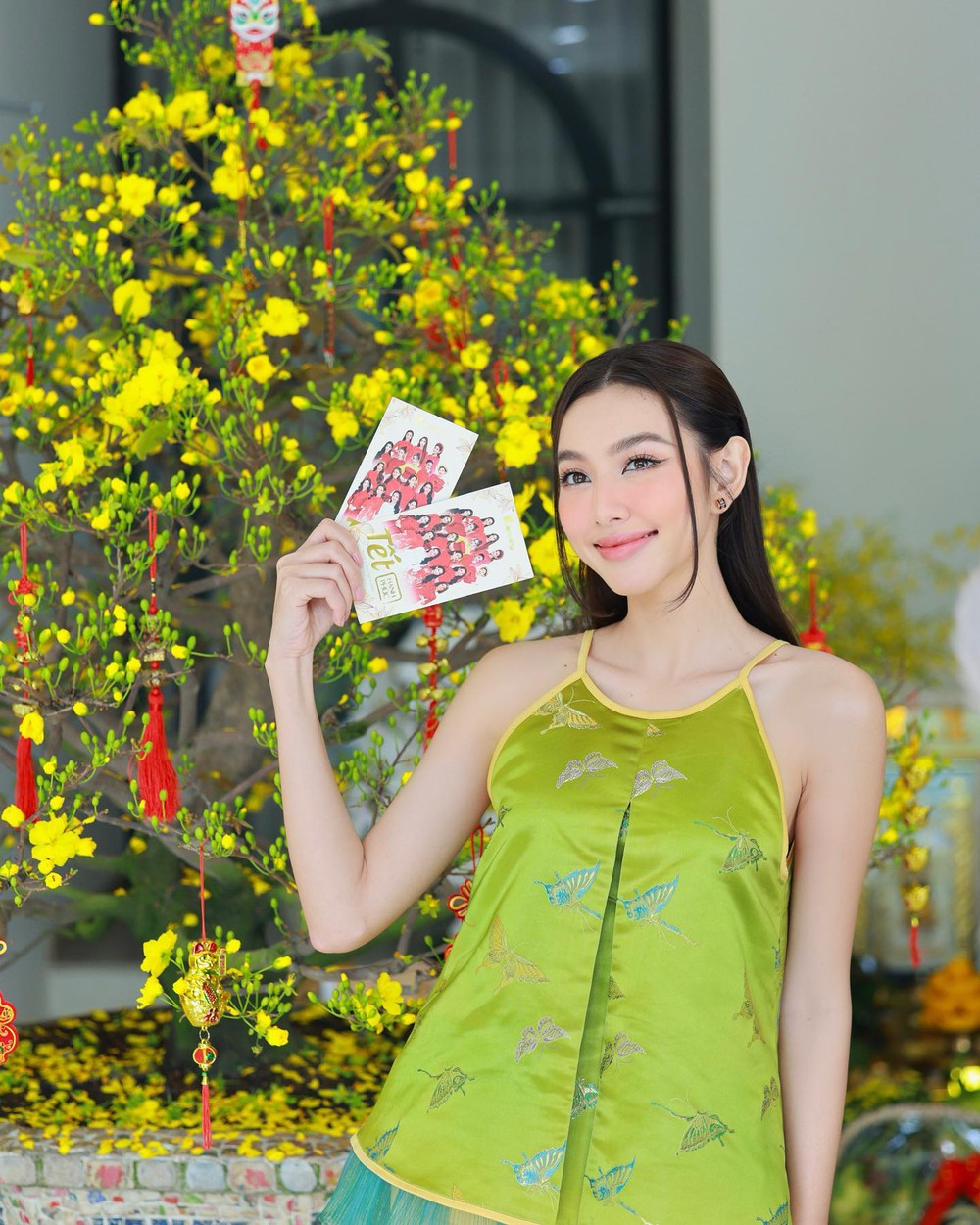 Mê mệt loạt áo dài Tết của Hoa hậu Thùy Tiên: Toàn đồ local brand quen mặt, thiết kế điệu đà cứ diện là xinh - Ảnh 4.