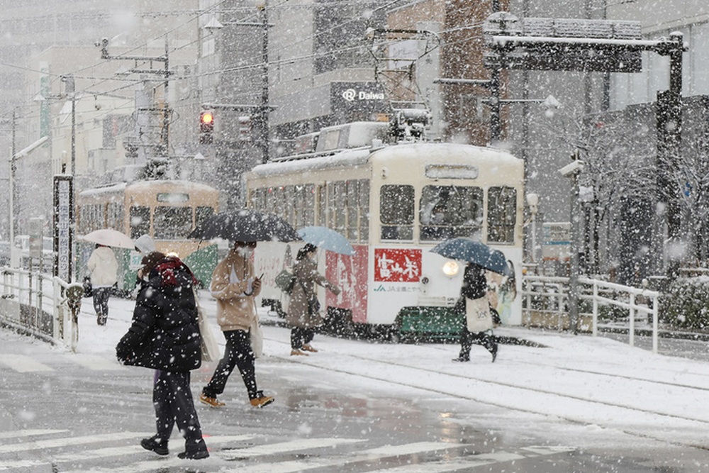 Tuyết rơi dày cả mét, người dân Nhật Bản chật vật trong giá rét kỷ lục - Ảnh 7.