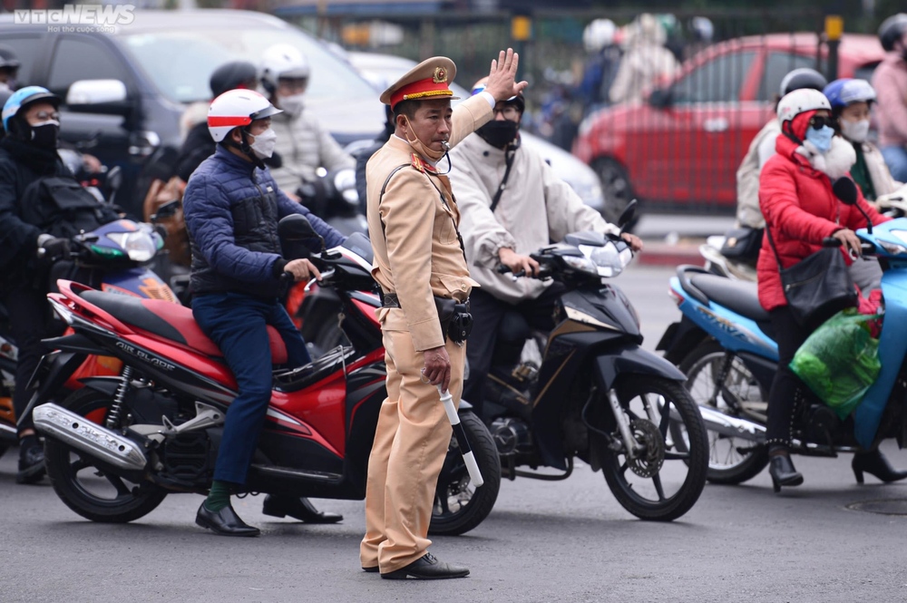 Người dân ùn ùn trở lại sau kỳ nghỉ Tết Âm lịch, cửa ngõ Thủ đô kẹt cứng - Ảnh 18.