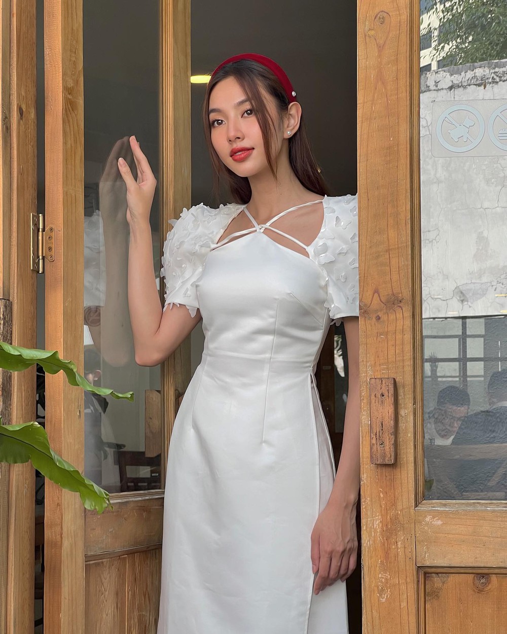 Mê mệt loạt áo dài Tết của Hoa hậu Thùy Tiên: Toàn đồ local brand quen mặt, thiết kế điệu đà cứ diện là xinh - Ảnh 3.
