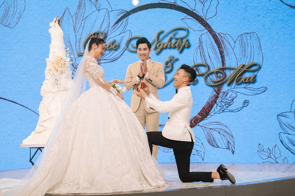 O Sen Ngọc Mai mặc váy cưới, được chồng cầu hôn trên truyền hình - Ảnh 1.