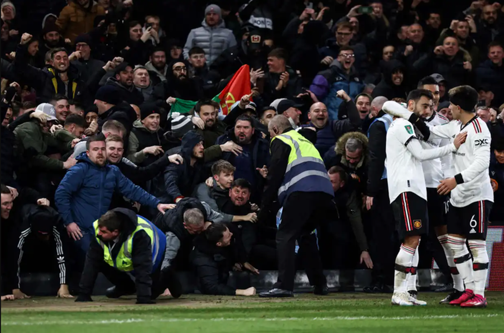 CĐV Man Utd ăn mừng đến sập bảng quảng cáo - Ảnh 1.