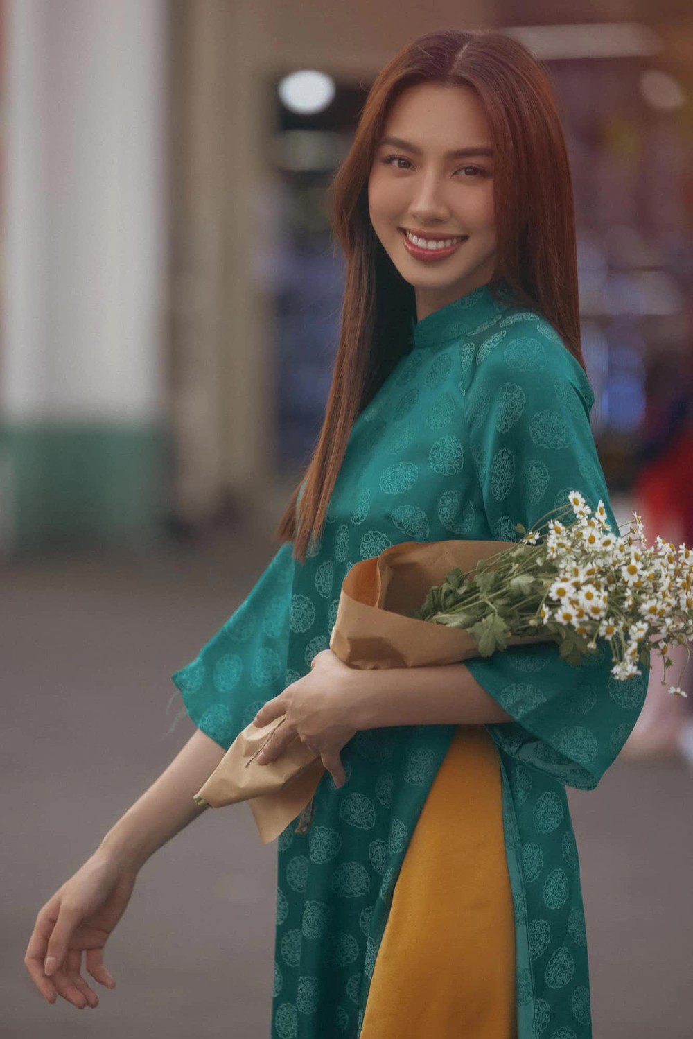 Mê mệt loạt áo dài Tết của Hoa hậu Thùy Tiên: Toàn đồ local brand quen mặt, thiết kế điệu đà cứ diện là xinh - Ảnh 2.