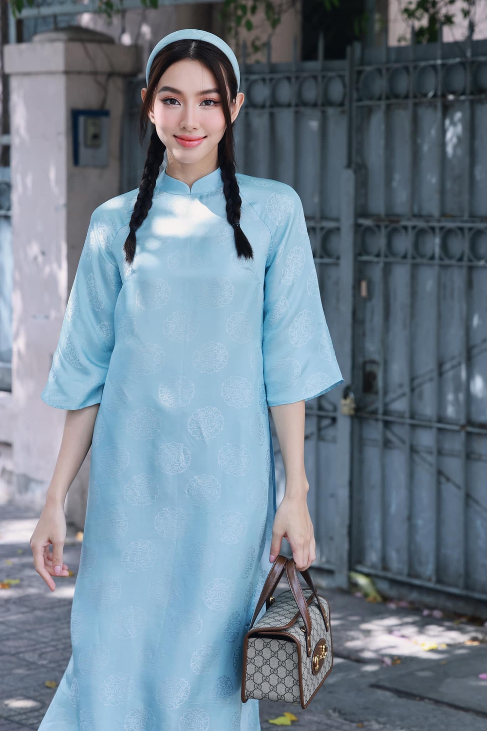 Mê mệt loạt áo dài Tết của Hoa hậu Thùy Tiên: Toàn đồ local brand quen mặt, thiết kế điệu đà cứ diện là xinh - Ảnh 1.