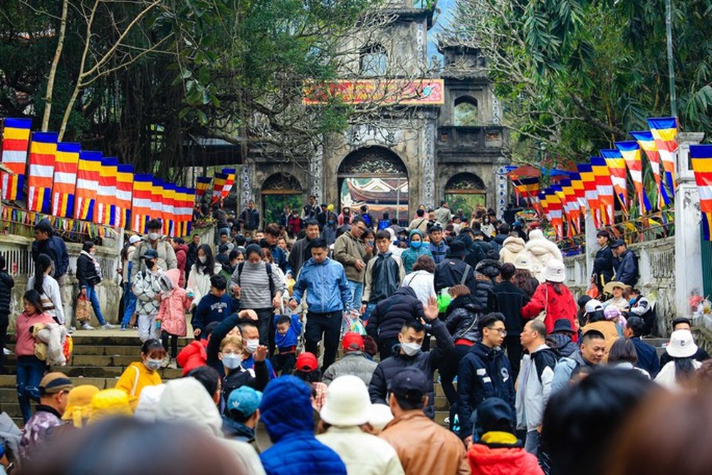 Hàng vạn người đổ về chùa Hương ngày khai hội - Ảnh 11.