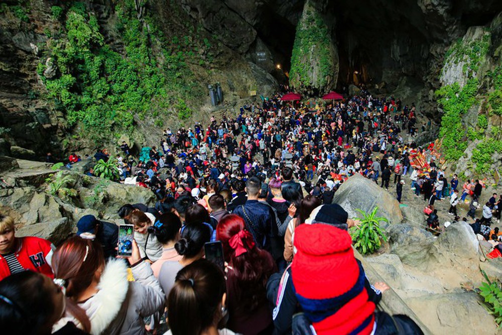 Hàng vạn người đổ về chùa Hương ngày khai hội - Ảnh 19.