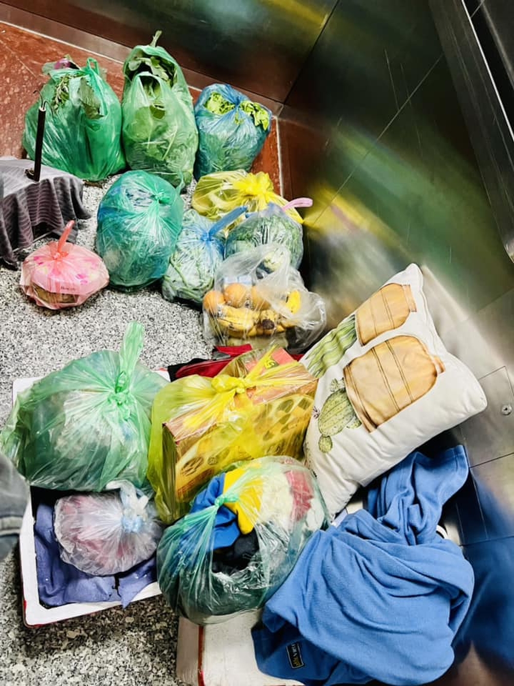 Trở lại thành phố sau Tết, sinh viên khoe được bố mẹ gói cả chợ quê trong balo theo cùng, đồ ăn chất như đống núi - Ảnh 3.