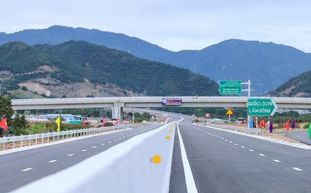 Làm đường có tâm như Tập đoàn Sơn Hải: Về đích sớm 3 tháng, tự bỏ tiền mở rộng lề đường để người dân di chuyển an toàn hơn