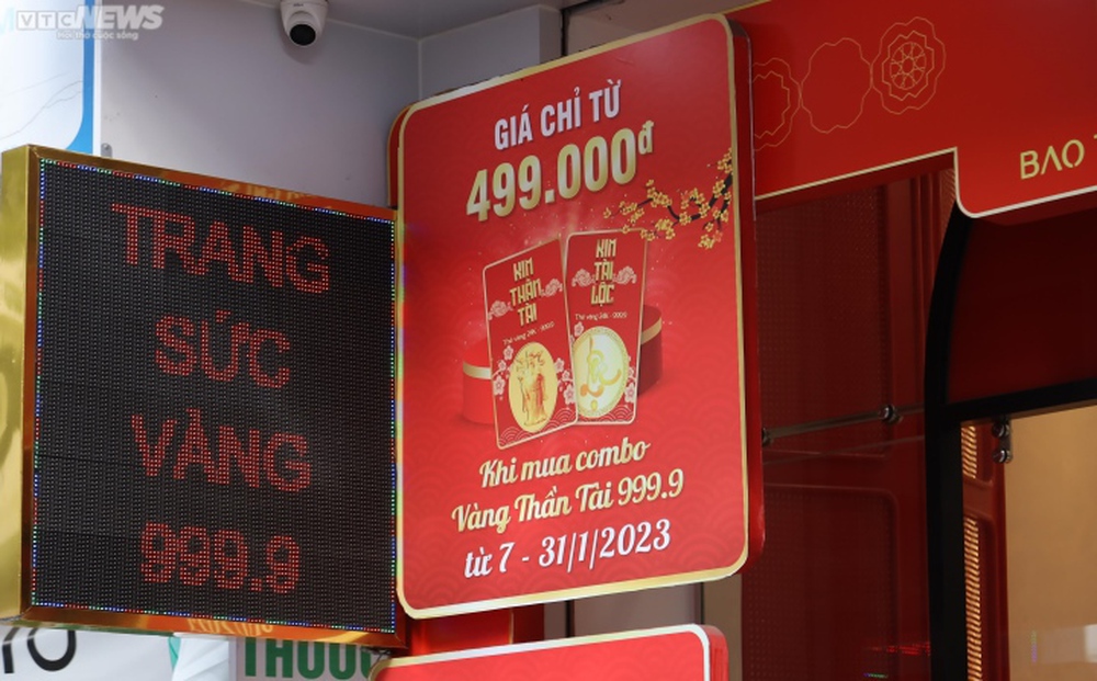 Hà Nội: Trang trí bắt mắt, cửa hàng vàng vẫn vắng vẻ trước ngày vía Thần Tài