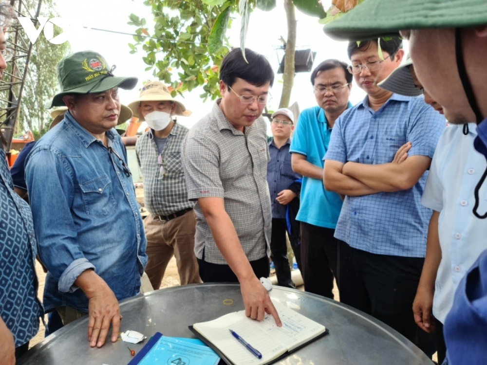 Cứu hộ bé trai ở Đồng Tháp: Vẫn chưa rút được trụ bê tông lên