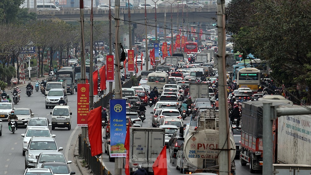 Đến gần trưa, nhiều người dân Thủ đô vẫn chưa tới được cơ quan vì... tắc đường - Ảnh 2.