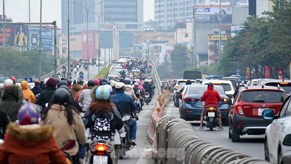 Đến gần trưa, nhiều người dân Thủ đô vẫn chưa tới được cơ quan vì... tắc đường - Ảnh 1.