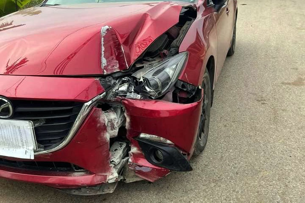 Đằng sau những bức ảnh TNGT: Nghi ma men nhập, tài xế Mazda3 đâm thẳng cổng nhà - Ảnh 5.