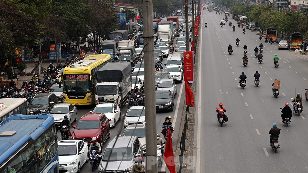 Đến gần trưa, nhiều người dân Thủ đô vẫn chưa tới được cơ quan vì... tắc đường - Ảnh 11.