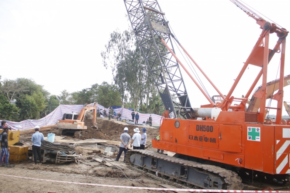 Cứu hộ bé trai ở Đồng Tháp: Vẫn chưa rút được trụ bê tông lên - Ảnh 1. Cứu hộ bé trai ở Đồng Tháp: Vẫn chưa rút được trụ bê tông lên - Ảnh 1.