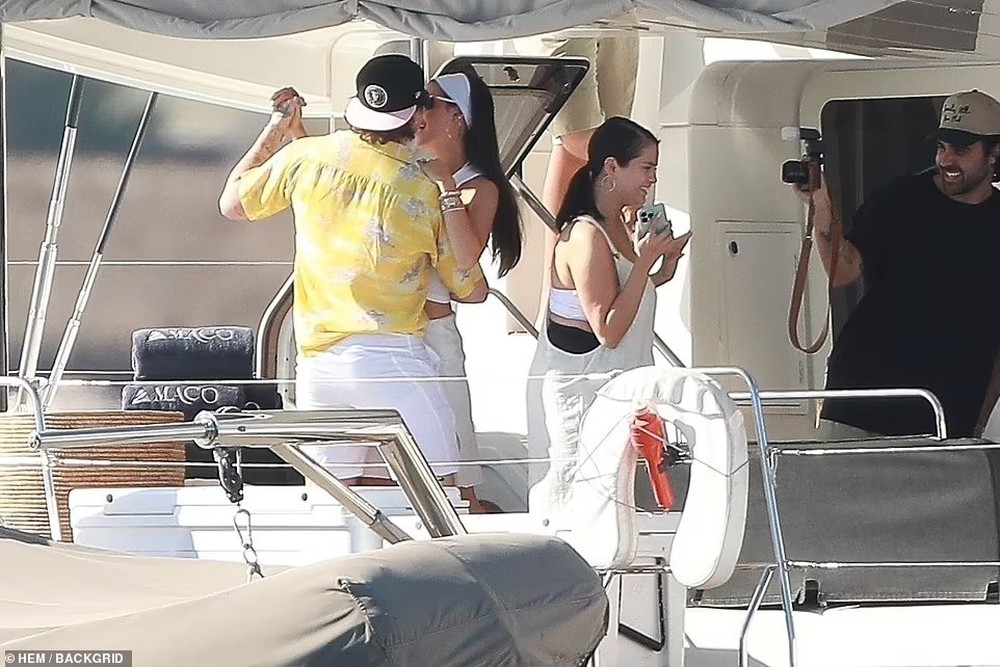 Selena Gomez cùng vợ chồng Brooklyn Beckham mở tiệc bikini - Ảnh 10.