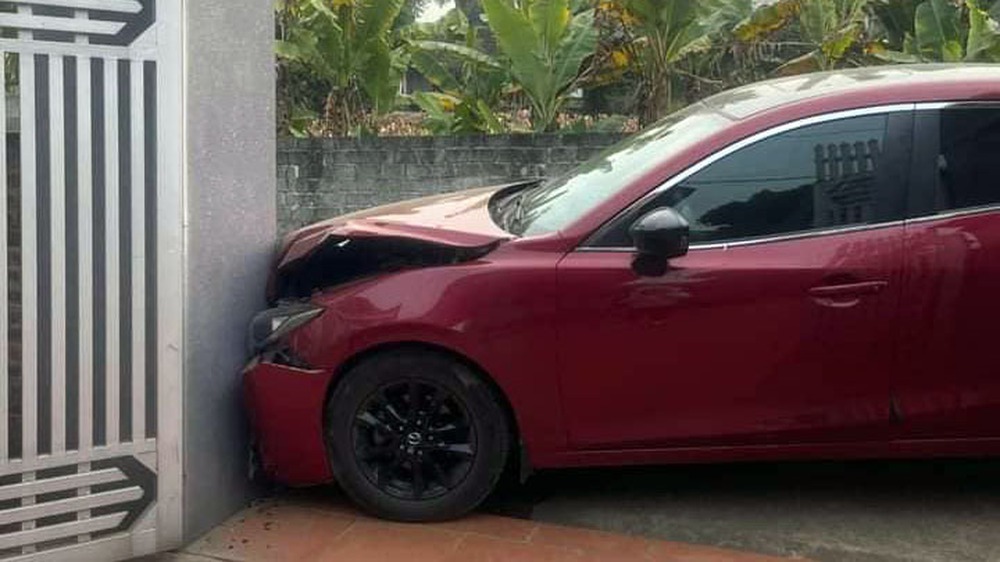 Đằng sau những bức ảnh TNGT: Nghi ma men nhập, tài xế Mazda3 đâm thẳng cổng nhà - Ảnh 2.