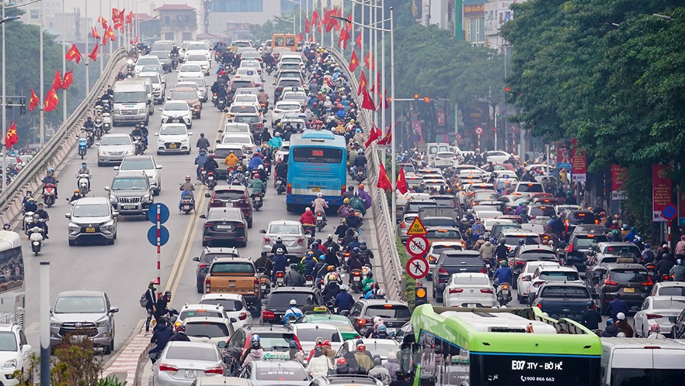 Đến gần trưa, nhiều người dân Thủ đô vẫn chưa tới được cơ quan vì... tắc đường - Ảnh 7.