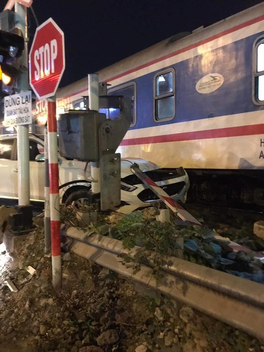 Tàu hỏa va chạm ô tô con ở Hà Nội