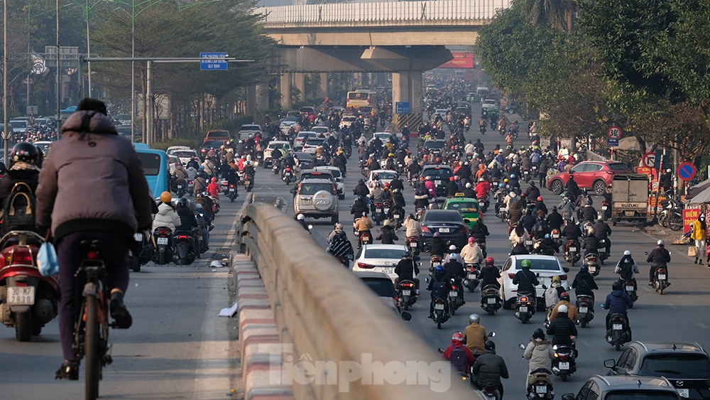 Hơn 9 giờ sáng ô tô vẫn nhích từng mét, giao thông Thủ đô trở lại bình thường - Ảnh 2.