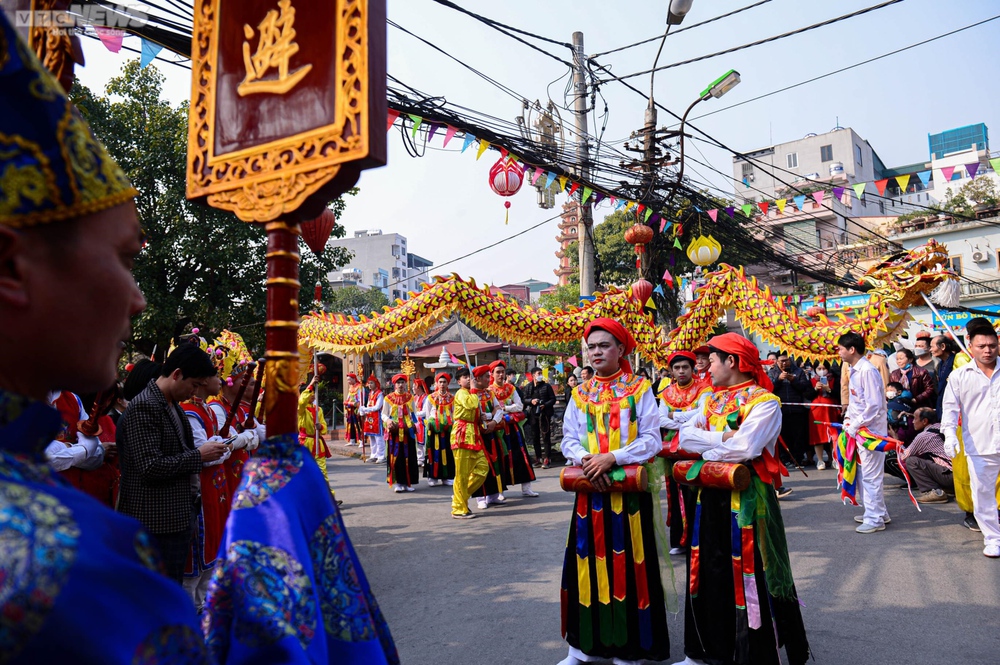 Trai tráng Hà Nội má đỏ, môi hồng múa con đĩ đánh bồng - Ảnh 8.