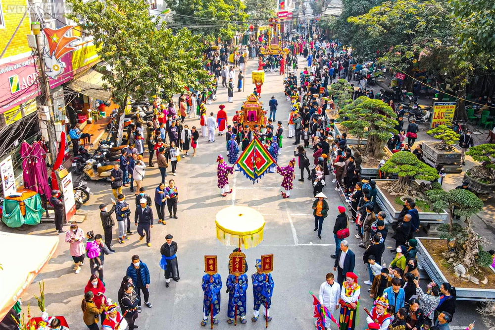 Trai tráng Hà Nội má đỏ, môi hồng múa con đĩ đánh bồng - Ảnh 1.