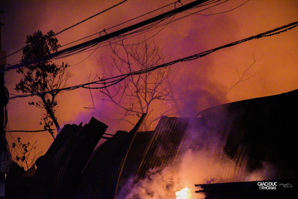 Cháy dãy xưởng sản xuất gỗ ở Đại Mỗ, lửa và khói đen bốc cao nghi ngút - Ảnh 8.