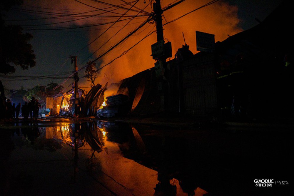 Cháy dãy xưởng sản xuất gỗ ở Đại Mỗ, lửa và khói đen bốc cao nghi ngút - Ảnh 5.