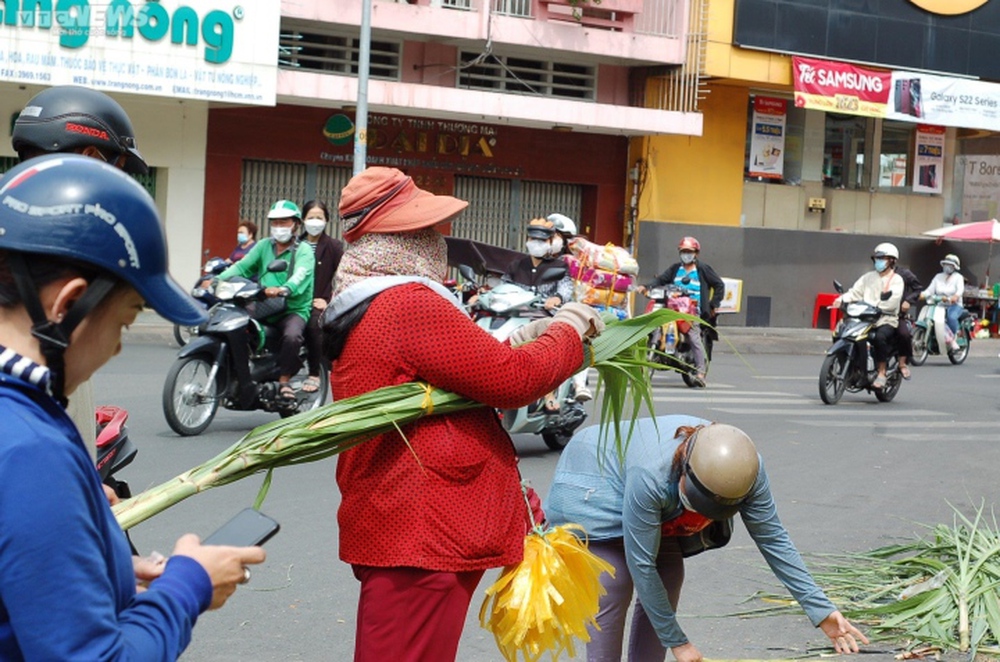 TP.HCM: Mía thân vàng đắt khách ngày cúng vía Ngọc Hoàng - Ảnh 4.