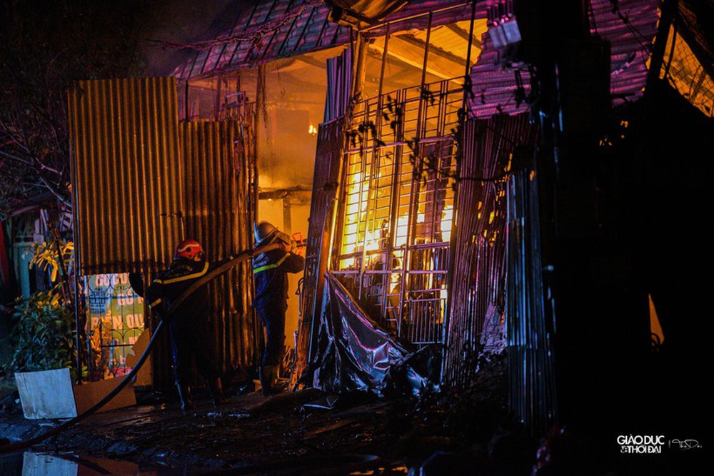 Cháy dãy xưởng sản xuất gỗ ở Đại Mỗ, lửa và khói đen bốc cao nghi ngút - Ảnh 2.
