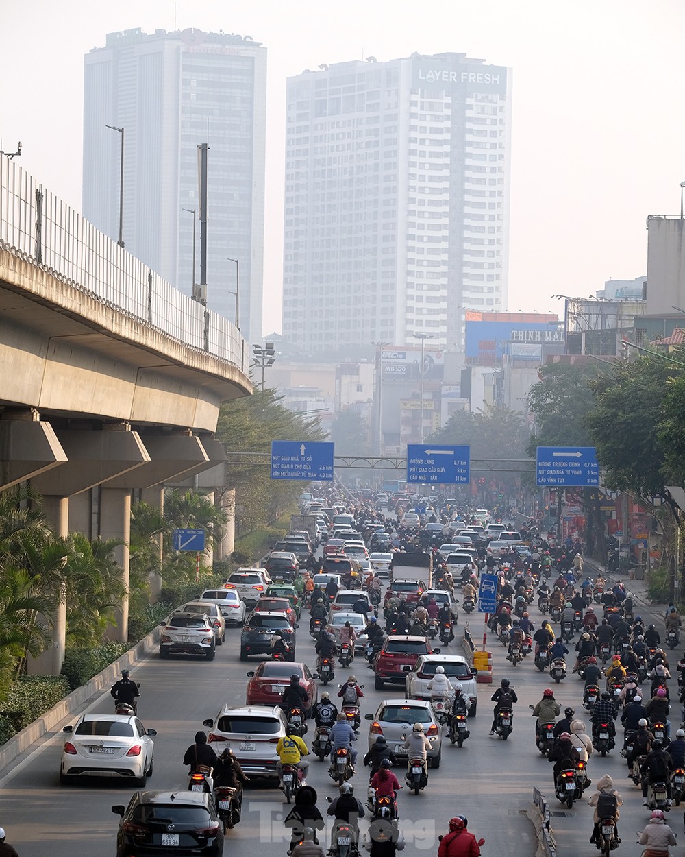 Hơn 9 giờ sáng ô tô vẫn nhích từng mét, giao thông Thủ đô trở lại bình thường - Ảnh 6.