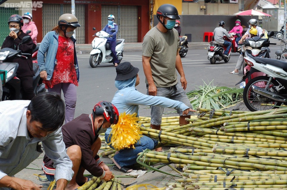 TP.HCM: Mía thân vàng đắt khách ngày cúng vía Ngọc Hoàng - Ảnh 2.