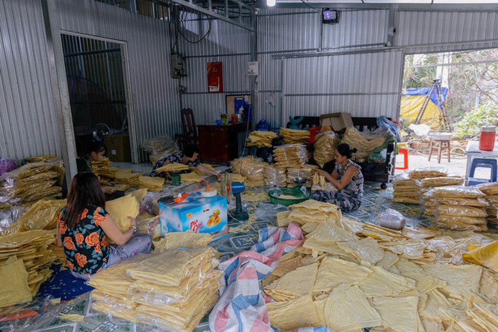 Cận cảnh ngôi làng trăm tuổi ở miền Tây bao đời làm món tàu hũ ky, muốn giàu phải chịu được “sức nóng”