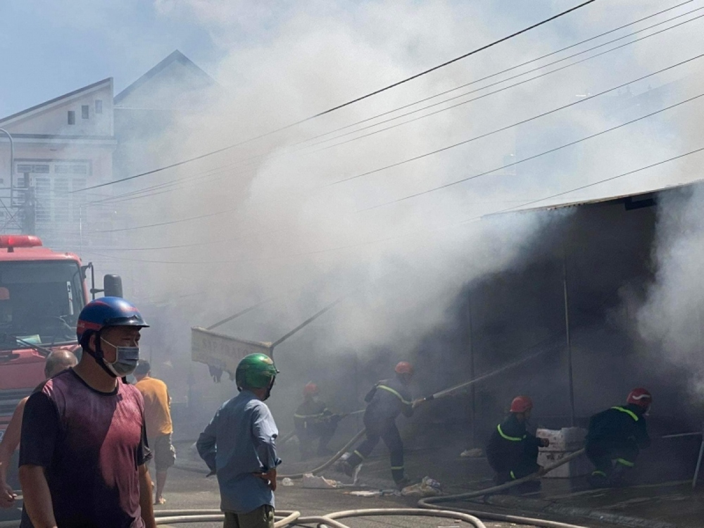 Cháy chợ Long Khánh, 8 ki-ốt bị thiêu rụi - Ảnh 1.