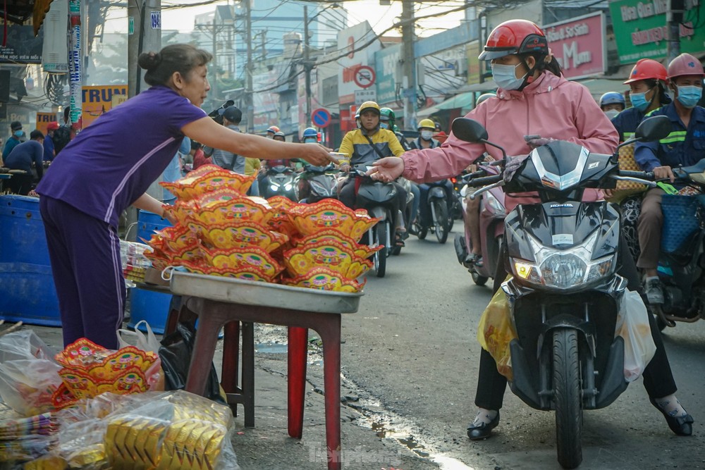 Mua cá lóc nướng về cúng Thần Tài vì năm ngoái... trúng số - Ảnh 12.