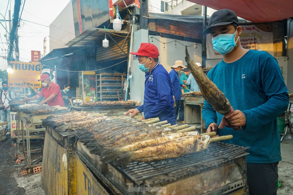 Mua cá lóc nướng về cúng Thần Tài vì năm ngoái... trúng số - Ảnh 3.