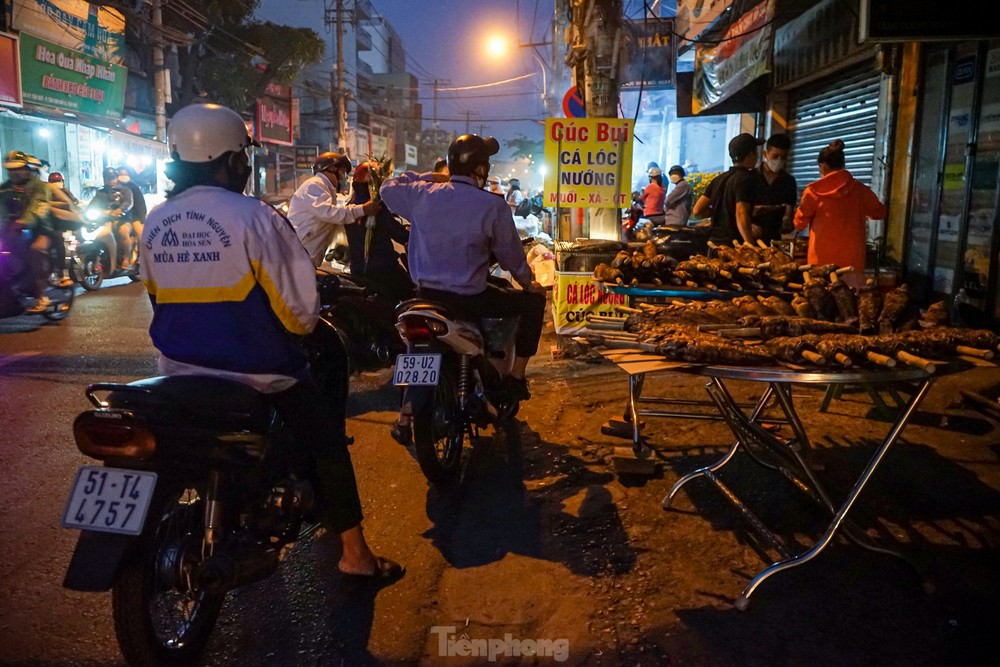 Mua cá lóc nướng về cúng Thần Tài vì năm ngoái... trúng số - Ảnh 1.