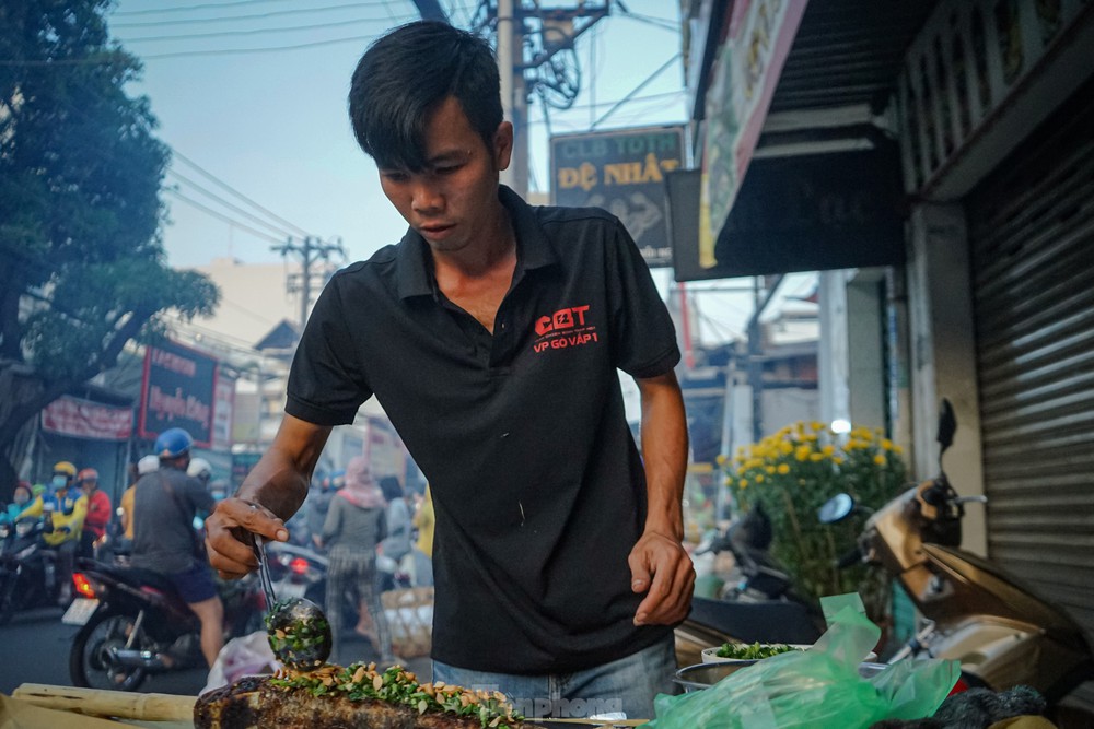 Mua cá lóc nướng về cúng Thần Tài vì năm ngoái... trúng số - Ảnh 11.