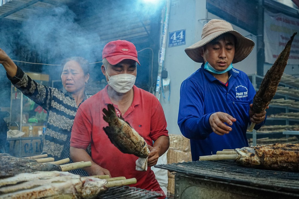 Mua cá lóc nướng về cúng Thần Tài vì năm ngoái... trúng số - Ảnh 8.