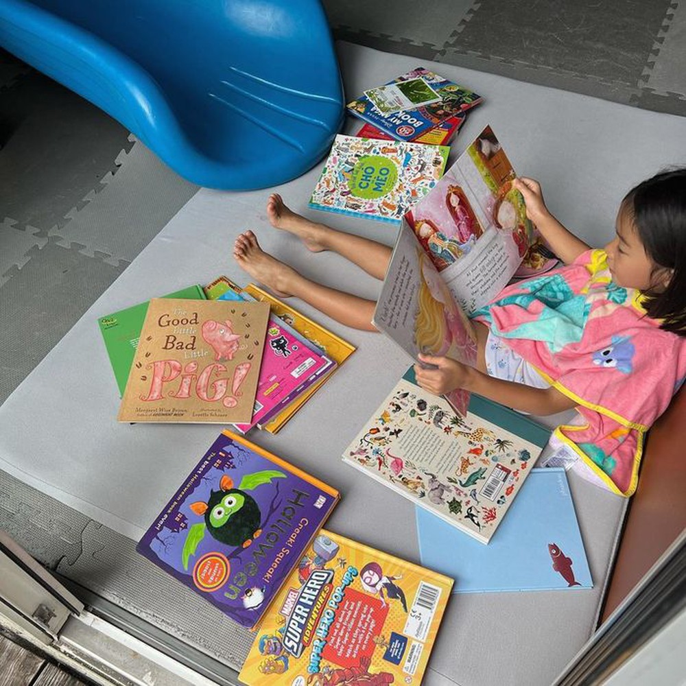 Con trai 7 tuổi của Hà Tăng đọc cuốn sách tiếng Anh dày cộp, cách đọc sách khiến mẹ ngỡ ngàng - Ảnh 8.