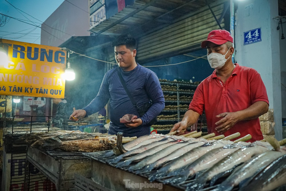 Mua cá lóc nướng về cúng Thần Tài vì năm ngoái... trúng số - Ảnh 7.