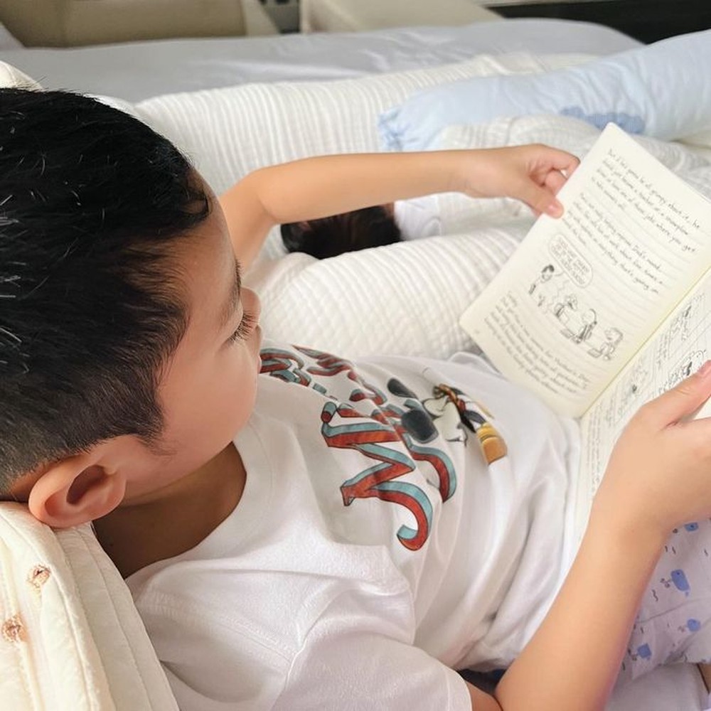 Con trai 7 tuổi của Hà Tăng đọc cuốn sách tiếng Anh dày cộp, cách đọc sách khiến mẹ ngỡ ngàng - Ảnh 7.
