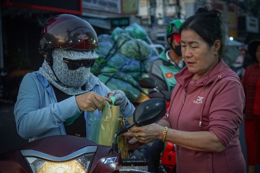 Mua cá lóc nướng về cúng Thần Tài vì năm ngoái... trúng số - Ảnh 5.