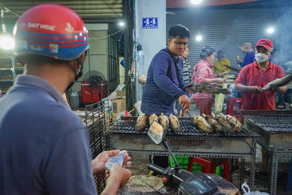 Mua cá lóc nướng về cúng Thần Tài vì năm ngoái... trúng số - Ảnh 4.