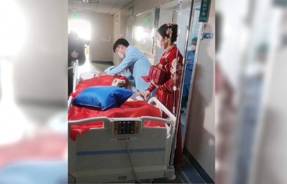 Cảnh vợ chồng mới cưới vái lạy cha ở phòng chăm sóc đặc biệt gây xúc động