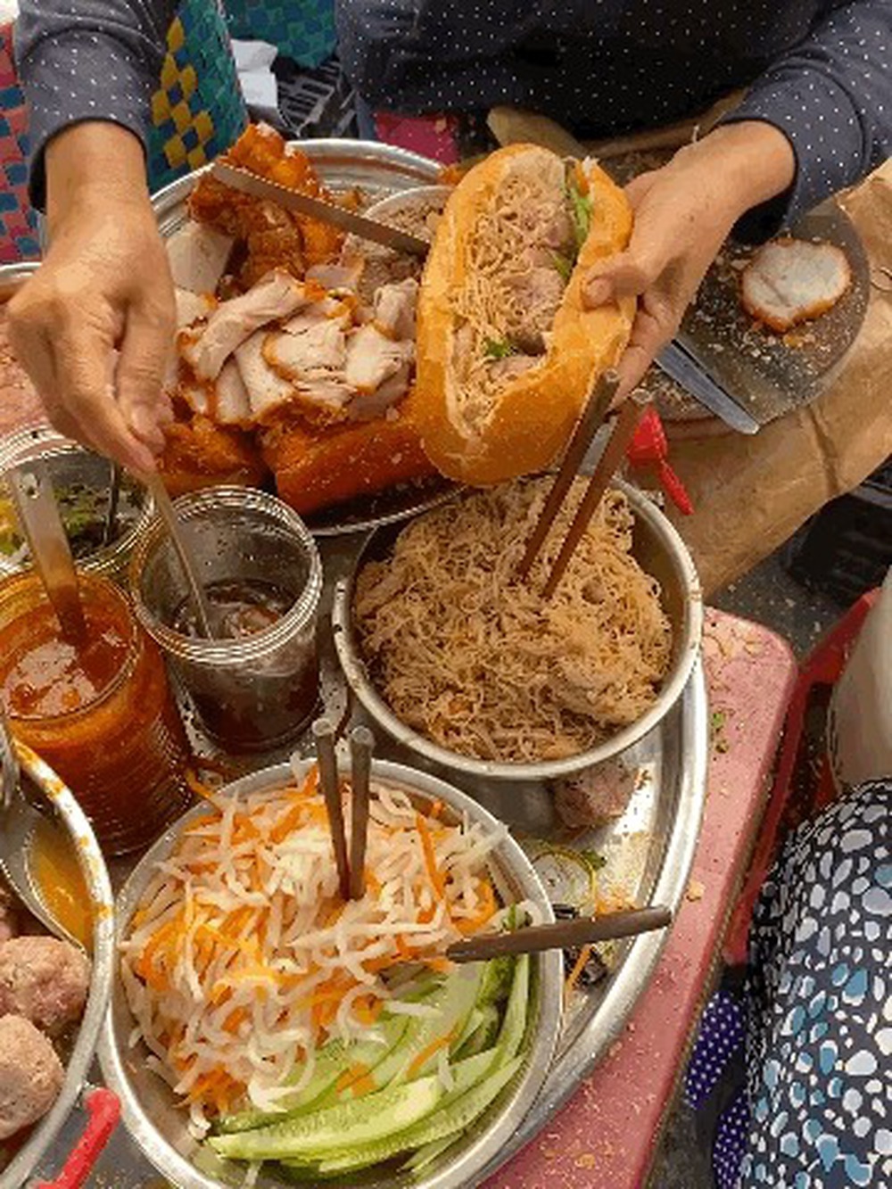 Hàng bánh mì xíu mại có tuổi đời hơn 40 năm khiến chàng du khách Mỹ mê mẩn, mua nhiều đến nỗi chủ quán quen mặt
