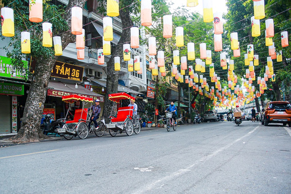 Phố bích họa Phùng Hưng khoác áo mới đón Tết Quý Mão 2023 - Ảnh 8.