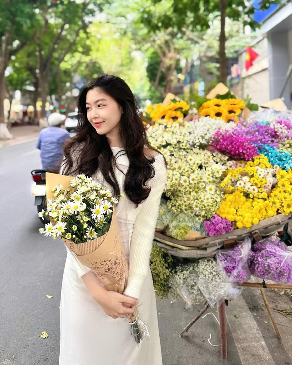 Nhìn lại một năm hoạt động MXH chăm chỉ của con gái MC Quyền Linh: Thì ra, mùa xuân, hoa nở là vì… Lọ Lem