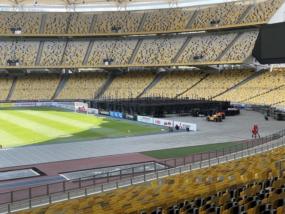 Sân Malaysia dựng sân khấu tổ chức ca nhạc dù vẫn đăng cai bán kết AFF Cup - Ảnh 1.