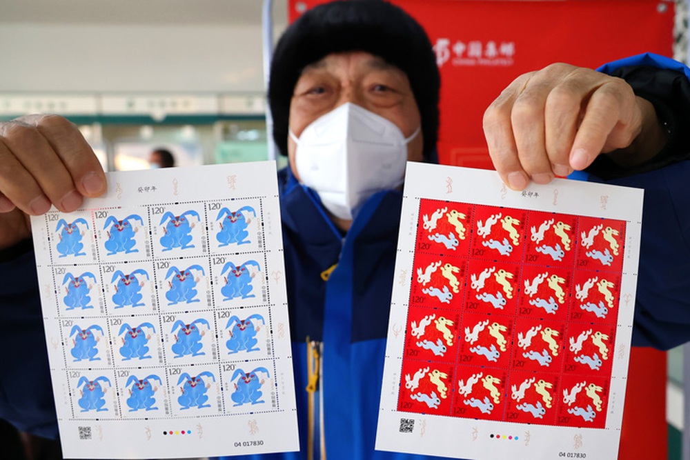 Bộ tem năm mới của Trung Quốc bị chê vì vẽ chú thỏ nham hiểm - Ảnh 2.